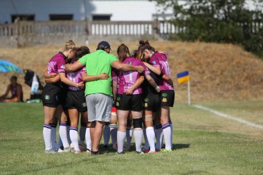 Odessa, Ukrayna - 22 Ağustos 2020: Odessa ragbi takımları arasında Ukrayna Kupası. Kızların ragbi maçının gerginlik anı. Bayanlar ragbi takımı için dramatik meydan okuma oyunu