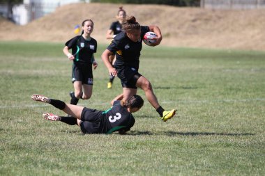 Odessa, Ukrayna - 22 Ağustos 2020: Odessa ragbi takımları arasında Ukrayna Kupası. Kızların ragbi maçının gerginlik anı. Bayanlar ragbi takımı için dramatik meydan okuma oyunu