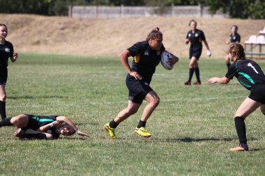 Odessa, Ukrayna - 22 Ağustos 2020: Odessa ragbi takımları arasında Ukrayna Kupası. Kızların ragbi maçının gerginlik anı. Bayanlar ragbi takımı için dramatik meydan okuma oyunu