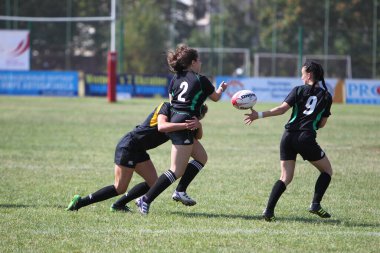 Odessa, Ukrayna - 22 Ağustos 2020: Odessa ragbi takımları arasında Ukrayna Kupası. Kızların ragbi maçının gerginlik anı. Bayanlar ragbi takımı için dramatik meydan okuma oyunu