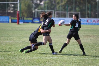 Odessa, Ukrayna - 22 Ağustos 2020: Odessa ragbi takımları arasında Ukrayna Kupası. Kızların ragbi maçının gerginlik anı. Bayanlar ragbi takımı için dramatik meydan okuma oyunu