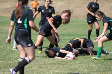 Odessa, Ukrayna - 22 Ağustos 2020: Odessa ragbi takımları arasında Ukrayna Kupası. Kızların ragbi maçının gerginlik anı. Bayanlar ragbi takımı için dramatik meydan okuma oyunu