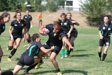 Odessa, Ukrayna - 22 Ağustos 2020: Odessa ragbi takımları arasında Ukrayna Kupası. Kızların ragbi maçının gerginlik anı. Bayanlar ragbi takımı için dramatik meydan okuma oyunu