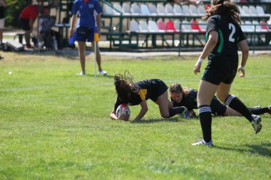 Odessa, Ukrayna - 22 Ağustos 2020: Odessa ragbi takımları arasında Ukrayna Kupası. Kızların ragbi maçının gerginlik anı. Bayanlar ragbi takımı için dramatik meydan okuma oyunu