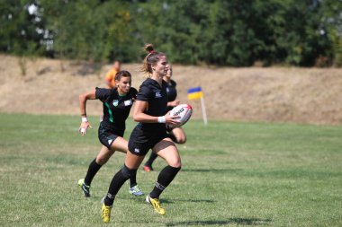 Odessa, Ukrayna - 22 Ağustos 2020: Odessa ragbi takımları arasında Ukrayna Kupası. Kızların ragbi maçının gerginlik anı. Bayanlar ragbi takımı için dramatik meydan okuma oyunu