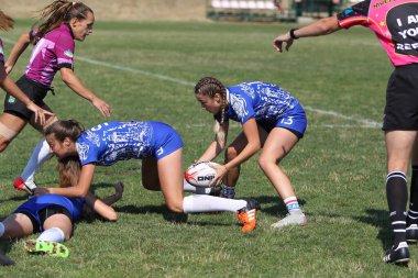 Odessa, Ukrayna - 22 Ağustos 2020: Odessa ragbi takımları arasında Ukrayna Kupası. Kızların ragbi maçının gerginlik anı. Bayanlar ragbi takımı için dramatik meydan okuma oyunu