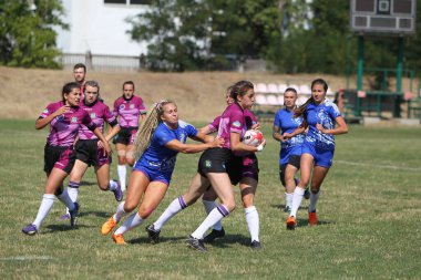 Odessa, Ukrayna - 22 Ağustos 2020: Odessa ragbi takımları arasında Ukrayna Kupası. Kızların ragbi maçının gerginlik anı. Bayanlar ragbi takımı için dramatik meydan okuma oyunu