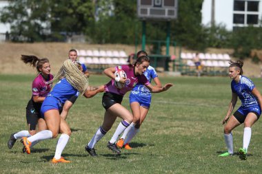 Odessa, Ukrayna - 22 Ağustos 2020: Odessa ragbi takımları arasında Ukrayna Kupası. Kızların ragbi maçının gerginlik anı. Bayanlar ragbi takımı için dramatik meydan okuma oyunu