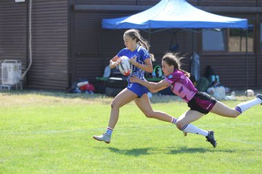 Odessa, Ukrayna - 22 Ağustos 2020: Odessa ragbi takımları arasında Ukrayna Kupası. Kızların ragbi maçının gerginlik anı. Bayanlar ragbi takımı için dramatik meydan okuma oyunu