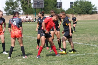 Odessa, Ukrayna - 22 Ağustos 2020: Odessa ragbi takımları arasında Ukrayna Kupası. Kızların ragbi maçının gerginlik anı. Bayanlar ragbi takımı için dramatik meydan okuma oyunu