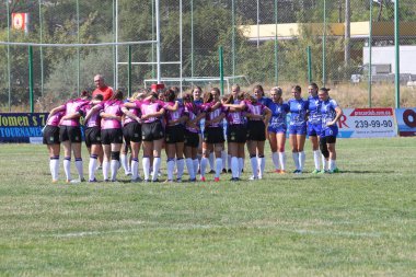 Odessa, Ukrayna - 22 Ağustos 2020: Odessa ragbi takımları arasında Ukrayna Kupası. Kızların ragbi maçının gerginlik anı. Bayanlar ragbi takımı için dramatik meydan okuma oyunu