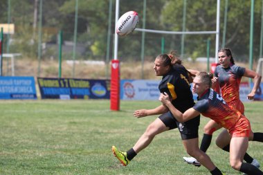 Odessa, Ukrayna - 22 Ağustos 2020: Odessa ragbi takımları arasında Ukrayna Kupası. Kızların ragbi maçının gerginlik anı. Bayanlar ragbi takımı için dramatik meydan okuma oyunu