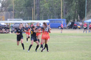 Odessa, Ukrayna - 22 Ağustos 2020: Odessa ragbi takımları arasında Ukrayna Kupası. Kızların ragbi maçının gerginlik anı. Bayanlar ragbi takımı için dramatik meydan okuma oyunu