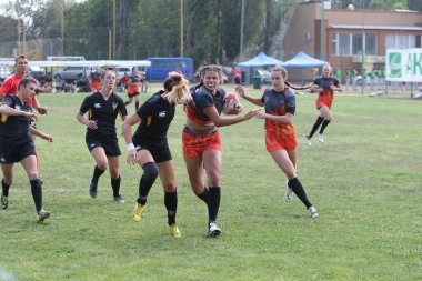 Odessa, Ukrayna - 22 Ağustos 2020: Odessa ragbi takımları arasında Ukrayna Kupası. Kızların ragbi maçının gerginlik anı. Bayanlar ragbi takımı için dramatik meydan okuma oyunu