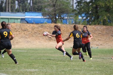 Odessa, Ukrayna - 22 Ağustos 2020: Odessa ragbi takımları arasında Ukrayna Kupası. Kızların ragbi maçının gerginlik anı. Bayanlar ragbi takımı için dramatik meydan okuma oyunu