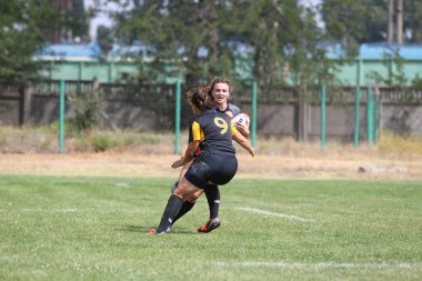 Odessa, Ukrayna - 22 Ağustos 2020: Odessa ragbi takımları arasında Ukrayna Kupası. Kızların ragbi maçının gerginlik anı. Bayanlar ragbi takımı için dramatik meydan okuma oyunu