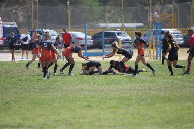 Odessa, Ukrayna - 22 Ağustos 2020: Odessa ragbi takımları arasında Ukrayna Kupası. Kızların ragbi maçının gerginlik anı. Bayanlar ragbi takımı için dramatik meydan okuma oyunu