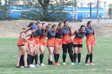 Odessa, Ukrayna - 22 Ağustos 2020: Odessa ragbi takımları arasında Ukrayna Kupası. Kızların ragbi maçının gerginlik anı. Bayanlar ragbi takımı için dramatik meydan okuma oyunu