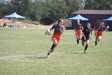 Odessa, Ukrayna - 22 Ağustos 2020: Odessa ragbi takımları arasında Ukrayna Kupası. Kızların ragbi maçının gerginlik anı. Bayanlar ragbi takımı için dramatik meydan okuma oyunu