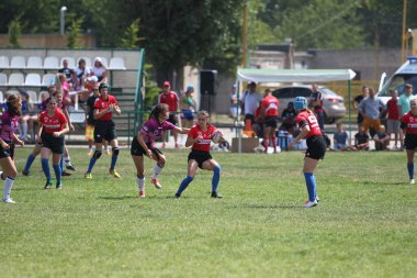 Odessa, Ukrayna - 22 Ağustos 2020: Odessa ragbi takımları arasında Ukrayna Kupası. Kızların ragbi maçının gerginlik anı. Bayanlar ragbi takımı için dramatik meydan okuma oyunu