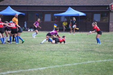 Odessa, Ukrayna - 22 Ağustos 2020: Odessa ragbi takımları arasında Ukrayna Kupası. Kızların ragbi maçının gerginlik anı. Bayanlar ragbi takımı için dramatik meydan okuma oyunu