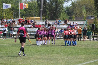 Odessa, Ukrayna - 22 Ağustos 2020: Odessa ragbi takımları arasında Ukrayna Kupası. Kızların ragbi maçının gerginlik anı. Bayanlar ragbi takımı için dramatik meydan okuma oyunu