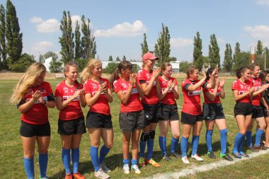 Odessa, Ukrayna - 22 Ağustos 2020: Odessa ragbi takımları arasında Ukrayna Kupası. Kızların ragbi maçının gerginlik anı. Bayanlar ragbi takımı için dramatik meydan okuma oyunu