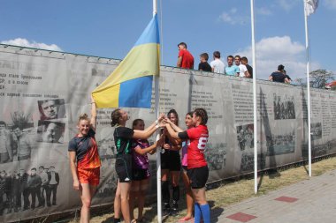 Odessa, Ukrayna - 22 Ağustos 2020: Odessa ragbi takımları arasında Ukrayna Kupası. Kızların ragbi maçının gerginlik anı. Bayanlar ragbi takımı için dramatik meydan okuma oyunu