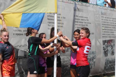 Odessa, Ukrayna - 22 Ağustos 2020: Odessa ragbi takımları arasında Ukrayna Kupası. Kızların ragbi maçının gerginlik anı. Bayanlar ragbi takımı için dramatik meydan okuma oyunu