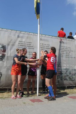 Odessa, Ukrayna - 22 Ağustos 2020: Odessa ragbi takımları arasında Ukrayna Kupası. Kızların ragbi maçının gerginlik anı. Bayanlar ragbi takımı için dramatik meydan okuma oyunu