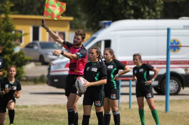 Odessa, Ukrayna - 22 Ağustos 2020: Odessa ragbi takımları arasında Ukrayna Kupası. Kızların ragbi maçının gerginlik anı. Bayanlar ragbi takımı için dramatik meydan okuma oyunu