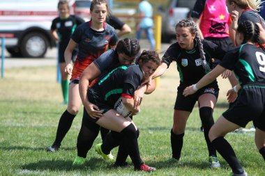 Odessa, Ukrayna - 22 Ağustos 2020: Odessa ragbi takımları arasında Ukrayna Kupası. Kızların ragbi maçının gerginlik anı. Bayanlar ragbi takımı için dramatik meydan okuma oyunu