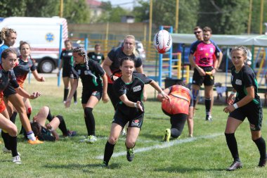 Odessa, Ukrayna - 22 Ağustos 2020: Odessa ragbi takımları arasında Ukrayna Kupası. Kızların ragbi maçının gerginlik anı. Bayanlar ragbi takımı için dramatik meydan okuma oyunu