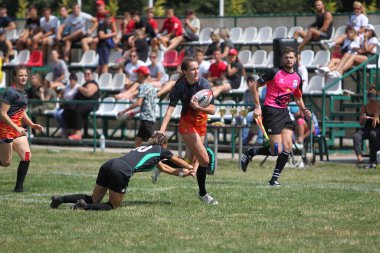 Odessa, Ukrayna - 22 Ağustos 2020: Odessa ragbi takımları arasında Ukrayna Kupası. Kızların ragbi maçının gerginlik anı. Bayanlar ragbi takımı için dramatik meydan okuma oyunu