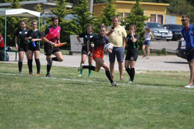 Odessa, Ukrayna - 22 Ağustos 2020: Odessa ragbi takımları arasında Ukrayna Kupası. Kızların ragbi maçının gerginlik anı. Bayanlar ragbi takımı için dramatik meydan okuma oyunu