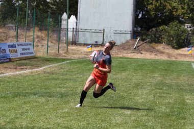 Odessa, Ukrayna - 22 Ağustos 2020: Odessa ragbi takımları arasında Ukrayna Kupası. Kızların ragbi maçının gerginlik anı. Bayanlar ragbi takımı için dramatik meydan okuma oyunu