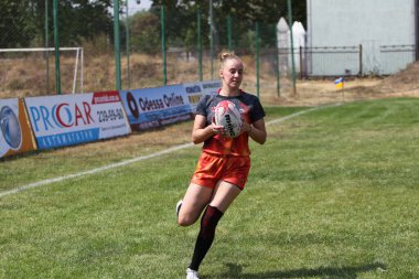 Odessa, Ukrayna - 22 Ağustos 2020: Odessa ragbi takımları arasında Ukrayna Kupası. Kızların ragbi maçının gerginlik anı. Bayanlar ragbi takımı için dramatik meydan okuma oyunu