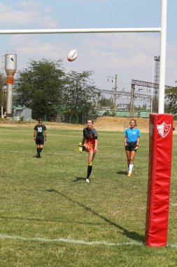 Odessa, Ukrayna - 22 Ağustos 2020: Odessa ragbi takımları arasında Ukrayna Kupası. Kızların ragbi maçının gerginlik anı. Bayanlar ragbi takımı için dramatik meydan okuma oyunu