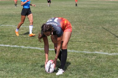 Odessa, Ukrayna - 22 Ağustos 2020: Odessa ragbi takımları arasında Ukrayna Kupası. Kızların ragbi maçının gerginlik anı. Bayanlar ragbi takımı için dramatik meydan okuma oyunu