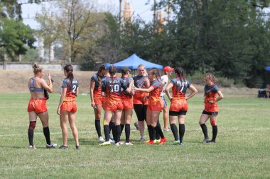 Odessa, Ukrayna - 22 Ağustos 2020: Odessa ragbi takımları arasında Ukrayna Kupası. Kızların ragbi maçının gerginlik anı. Bayanlar ragbi takımı için dramatik meydan okuma oyunu