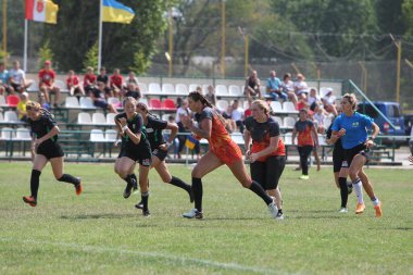 Odessa, Ukrayna - 22 Ağustos 2020: Odessa ragbi takımları arasında Ukrayna Kupası. Kızların ragbi maçının gerginlik anı. Bayanlar ragbi takımı için dramatik meydan okuma oyunu