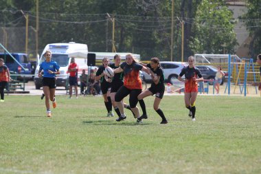 Odessa, Ukrayna - 22 Ağustos 2020: Odessa ragbi takımları arasında Ukrayna Kupası. Kızların ragbi maçının gerginlik anı. Bayanlar ragbi takımı için dramatik meydan okuma oyunu