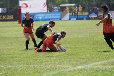 Odessa, Ukrayna - 22 Ağustos 2020: Odessa ragbi takımları arasında Ukrayna Kupası. Kızların ragbi maçının gerginlik anı. Bayanlar ragbi takımı için dramatik meydan okuma oyunu