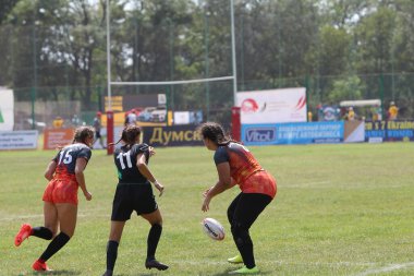 Odessa, Ukrayna - 22 Ağustos 2020: Odessa ragbi takımları arasında Ukrayna Kupası. Kızların ragbi maçının gerginlik anı. Bayanlar ragbi takımı için dramatik meydan okuma oyunu