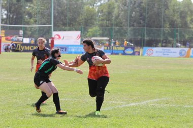 Odessa, Ukrayna - 22 Ağustos 2020: Odessa ragbi takımları arasında Ukrayna Kupası. Kızların ragbi maçının gerginlik anı. Bayanlar ragbi takımı için dramatik meydan okuma oyunu