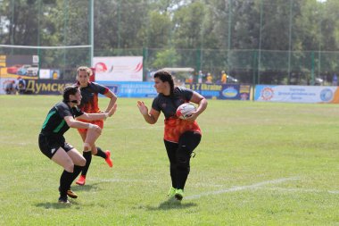 Odessa, Ukrayna - 22 Ağustos 2020: Odessa ragbi takımları arasında Ukrayna Kupası. Kızların ragbi maçının gerginlik anı. Bayanlar ragbi takımı için dramatik meydan okuma oyunu