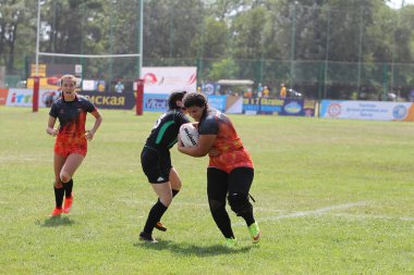 Odessa, Ukrayna - 22 Ağustos 2020: Odessa ragbi takımları arasında Ukrayna Kupası. Kızların ragbi maçının gerginlik anı. Bayanlar ragbi takımı için dramatik meydan okuma oyunu