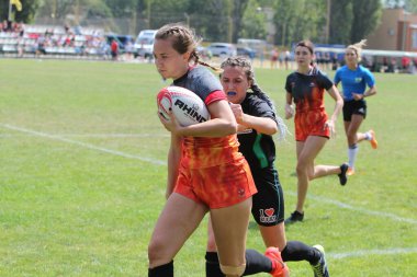 Odessa, Ukrayna - 22 Ağustos 2020: Odessa ragbi takımları arasında Ukrayna Kupası. Kızların ragbi maçının gerginlik anı. Bayanlar ragbi takımı için dramatik meydan okuma oyunu