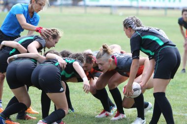 Odessa, Ukrayna - 22 Ağustos 2020: Odessa ragbi takımları arasında Ukrayna Kupası. Kızların ragbi maçının gerginlik anı. Bayanlar ragbi takımı için dramatik meydan okuma oyunu