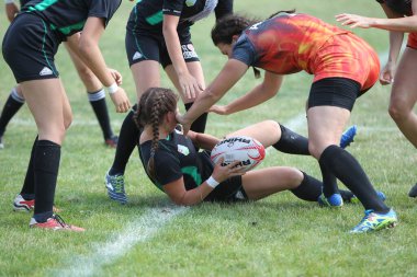 Odessa, Ukrayna - 22 Ağustos 2020: Odessa ragbi takımları arasında Ukrayna Kupası. Kızların ragbi maçının gerginlik anı. Bayanlar ragbi takımı için dramatik meydan okuma oyunu